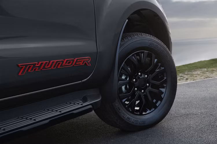 Mẫu bán tải Ford Ranger Thunder đặc biệt này được xây dựng dựa trên nền tảng Ranger Wildtrack, Ford chỉ thay đổi thiết kế và nâng cấp một vài bộ phận cho xe.