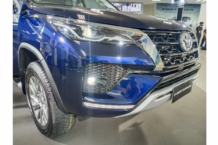 Ở phiên bản 2.4L phần đầu xe Toyota Fortuner 2021 mới vẫn giữ lại phong cách thiết kế hiện tại với lướ tản nhiệt hình chữ “V”, tuy nhiên đèn pha LED tích hợp đèn LED ban ngày và cụm đèn sương mù LED đã được đổi mới. Ở Fortuner 2021 phiên bản 2.8L cao cấp, Toyota đã tái thiết kế, sửa đổi toàn bộ phần đầu xe đặc biệt là cụm tản nhiệt cỡ lớn được chia làm 2 phần.