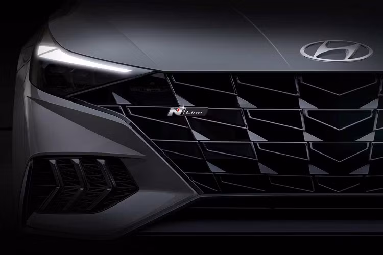 Thông tin về hệ thống truyền động của Hyundai Elantra N Line 2021 vẫn còn là bí mật. Xe có thể trang bị động cơ xăng tăng áp 1,6 lít mượn từ Elantra GT N Line. Trong mẫu hatchback 5 cửa, động cơ xe có công suất 201 mã lực và mô-men xoắn 264Nm. Hộp số tự động và số sàn 6 cấp của Elantra GT dự kiến cũng sẽ được tích hợp vào chiếc N Line.