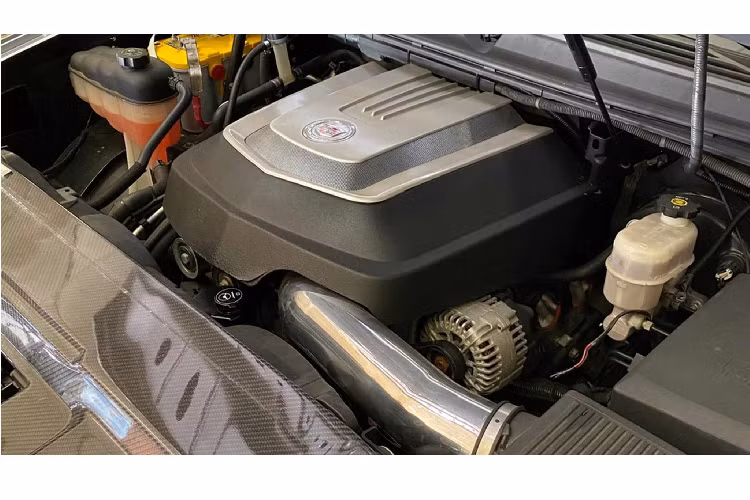 Bên dưới nắp ca-pô chiếc Escalade này là khối động cơ V8 dung tích 6.2L siêu nạp (supercharged) mang mã LSA.