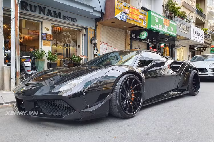 Đặc biệt, xe cũng đã được loại bỏ cánh gió đuôi của Novitec thay vào đó là dạng cánh gió Ducktail của Liberty Walk, đem đến cho chiếc xe có một cái nhìn khác hơn và đậm chất Liberty Walk hơn.
