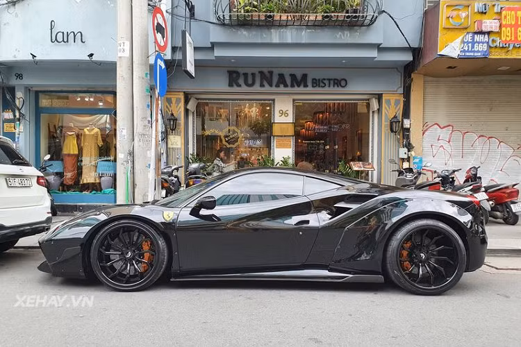 Chiếc Ferrari 488 GTB trong bài viết từng trải qua khá nhiều lần đổi màu ngoại thất, trong đó có các màu nổi bật như màu đỏ cùng hoạt tiết mặt trời Nhật Bản, màu xanh lá rực rỡ và nay là màu đen huyền bí Sở hữu gói độ Liberty Walk, chiếc 488 GTB này mang tới cái nhìn hầm hố và mạnh mẽ hơn đáng kể.
