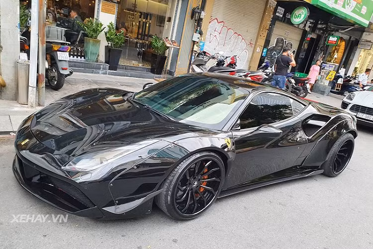 Theo tìm hiểu, siêu phẩm Ferrari 488 GTB trong bài viết đã được chủ nhân trang bị gói độ Liberty Walk kết hợp với lớp dán đề-can màu đen huyền bí thay cho màu đỏ nổi bật trước đó. Chiếc xe này từng qua tay một vài đời chủ nhân và mới về tay một đại gia ở Sài Gòn vào hồi tháng 4 vừa qua. Nếu là fan mê xe tại Việt Nam, chắc hẳn bạn sẽ nhận ra đây chính là chiếc Ferrari 488 GTB đã từng tham gia hành trình siêu xe từ TP.HCM lên Đà Lạt cách đây một thời gian.
