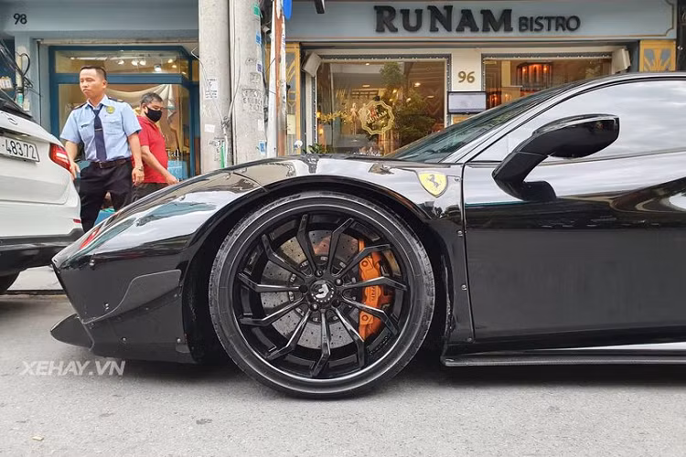 Từ đó, siêu xe Ferrari 488 GTB tới từ nước Ý chỉ mất 3 giây để chạy nước rút từ 0 - 100 km/h trước khi cán tốc độ tối đa 330 km/h.