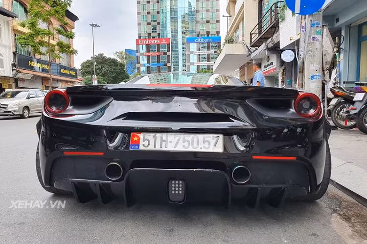Bên cạnh những thay đổi về ngoại thất, siêu phẩm Ferrari 488 GTB độ Liberty Walk vẫn sử dụng động cơ V8 3.9L tăng áp kép, giống như những chiếc Ferrari 488 GTB khác ở Việt Nam, sản sinh ra công suất cực đại 661 mã lực và 760 Nm mô-men xoắn cực đại.