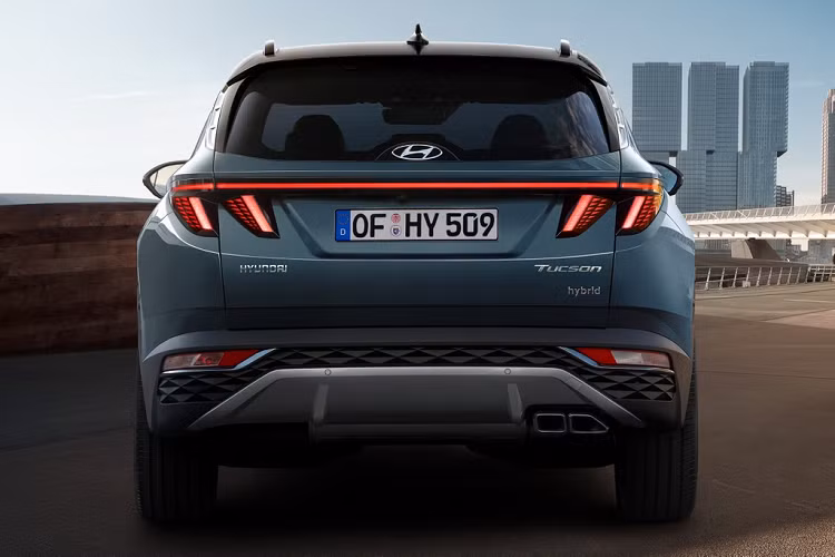 Hyundai Tucson 2021 được trang bị 2 tùy chọn động cơ xăng 2.5L 4 xy-lanh, sản sinh công suất 187 mã lực, mô-men xoắn 247 Nm và 177 mã lực, 264 Nm. Đi kèm là hộp số tự động 8 cấp. Mẫu SUV có tùy chọn động cơ hybrid và plug-in hybrid sản sinh công suất 227 mã lực, mô-men xoắn 350 Nm.