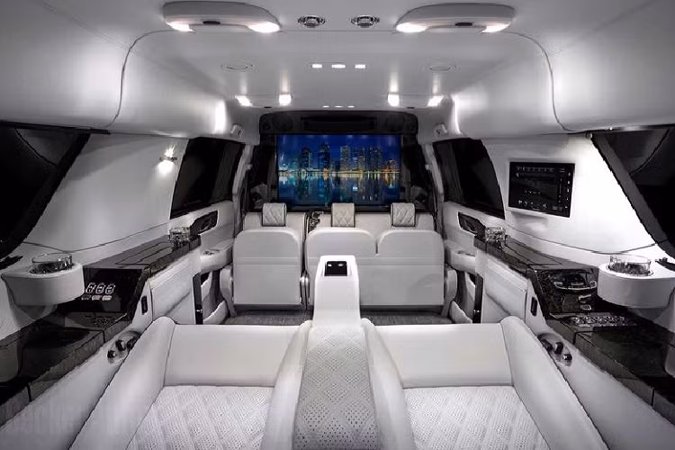 SUV hạng sang Cadillac Escalade ESV của diễn viên người Mỹ có vẻ còn đẳng cấp hơn chiếc của siêu sao bóng bầu dục, bởi vì xe được trang bị một TV 43 inch (chiếc kia chỉ có TV 32 inch) được chế tạo thành vách ngăn giữa hàng ghế trước và khoang sau.