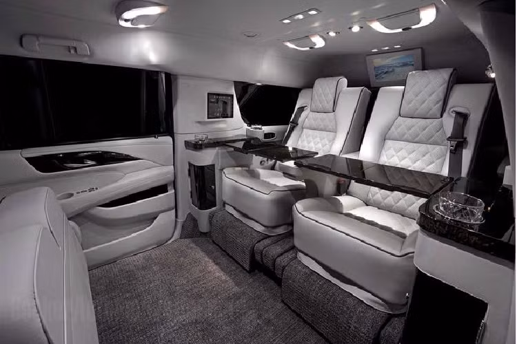 Sự sang trọng của chiếc SUV cũng được thể hiện ở hai bàn gấp gỗ veneer, các rèm cửa sổ chỉnh điện, hệ thống âm thanh 7.1 và hai màn hình 12 inch cho hành khách phía sau. Becker Automotive Design cho biết Stallone đã trực tiếp tham gia vào quá trình thiết kế nội thất của chiếc SUV.