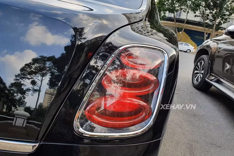 Các tính năng hiện đại gồm hệ thống âm thanh cao cấp, với 14 loa Naim, công suất 2.200 W, hãng xe sang Bentley còn trang bị hệ thống giải trí với màn hình riêng biệt cho hàng ghế sau, bộ phát wifi, tai nghe Bluetooth...