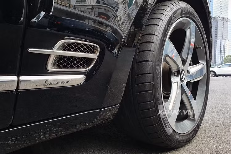 Về nội thất, toàn bộ tinh túy của Mulsanne Speed đều nằm trọn trong xe, từ việc sử dụng các chất liệu xa xỉ như bọc da cao cấp, ốp gỗ óc chó...cho đến sự đa dạng trong phối màu (6 cách phối màu, 24 màu nội thất và 10 loại vật liệu ốp khác nhau)
