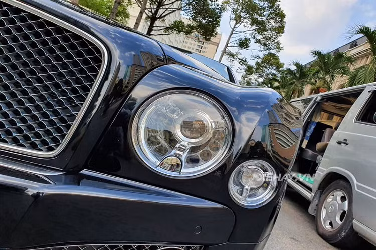 Bentley Mulsanne Speed hàng hiếm này sở hữu phần đầu xe to, cao cùng cụm đèn pha bo tròn đặt lệch, lưới tản nhiệt đan chéo màu đen bao quanh bởi đường nẹp chrome sáng bóng vô cùng đẹp mắt. Ở trước mũi xe chính là logo “Flying B” có thể mở đóng.