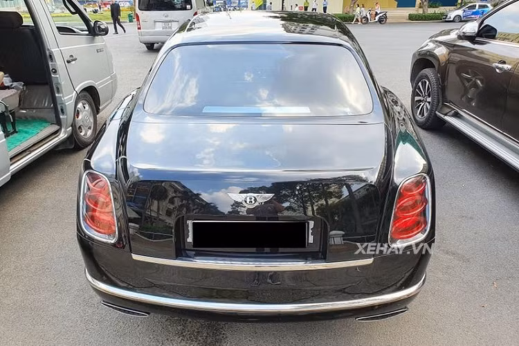 Phần đuôi xe mạnh mẽ với thiết kế dốc cùng cặp ống xả thể thao làm từ thép không gỉ và cụm đèn hậu 3 tầng LED hình Oval. Hoàn thiện diện mạo đồ sộ của Mulsanne Speed là bộ mâm 5 chấu đơn bản to 21 inch được đánh bóng thủ công cẩn thận.