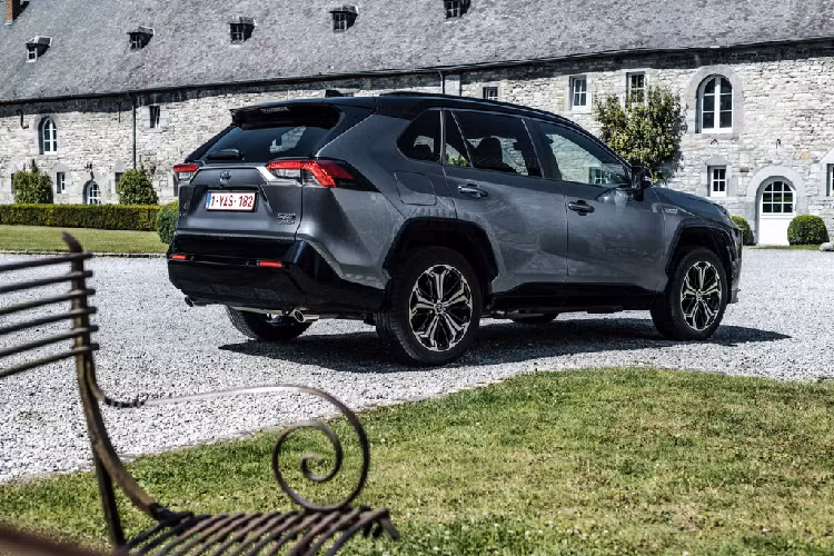 Phiên bản mạnh nhất của Toyota RAV4 thế hệ mới có tổng công suất 302 mã lực, sản sinh từ động cơ xăng Hybrid Dynamic Force 2.5L và 2 mô-tơ điện. Cung cấp năng lượng cho 2 mô-tơ điện là khối pin lithium-ion 18,2 kWh.