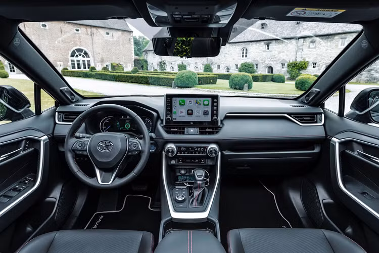 Các trang bị tiện nghi và công nghệ bên trong của RAV4 PHEV tương tự RAV4 Hybrid. Khác biệt duy nhất là khoang hành lý trên phiên bản plug-in hybrid bị thu hẹp còn 520 lít. Nguyên nhân đến từ việc sàn xe nâng lên thêm 35 mm để cung cấp không gian cho khối pin lớn hơn.