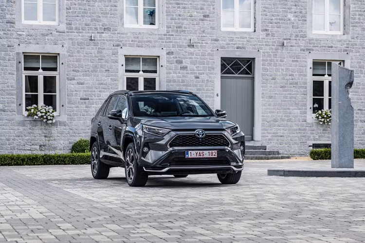 Toyota vừa công bố đầy đủ thông số của chiếc RAV4 Plug-In Hybrid (còn được gọi là RAV4 Prime tại Bắc Mỹ). Tại châu Âu, Toyota RAV4 Plug-In Hybrid 2021 mới là mẫu xe hybrid cao cấp nhất của hãng xe Nhật.