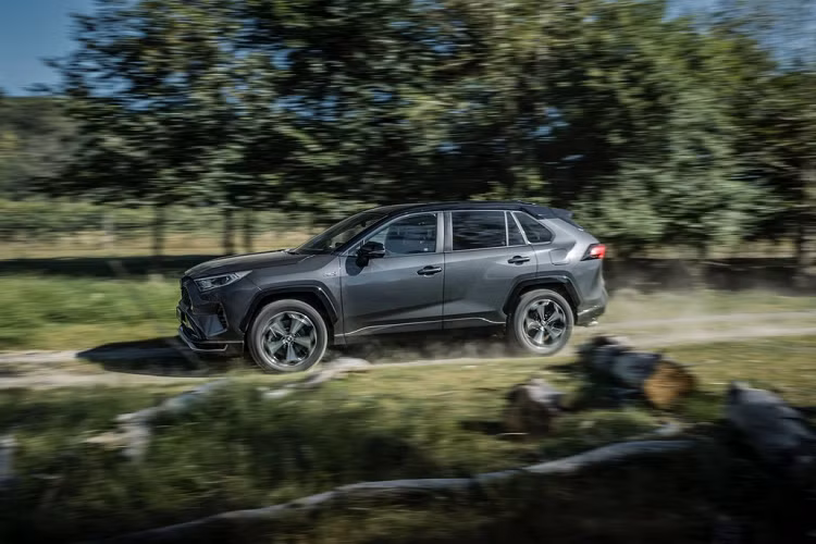 Với pin sạc đầy và vận tốc giới hạn ở 135 km/h, RAV4 PHEV có thể di chuyển quãng đường lên đến 98 km ở chế độ EV. Bên cạnh chế độ EV, RAV4 PHEV còn có chế độ HV (hybrid), chế độ tự động chuyển đổi HV/EV và chế độ tự sạc.