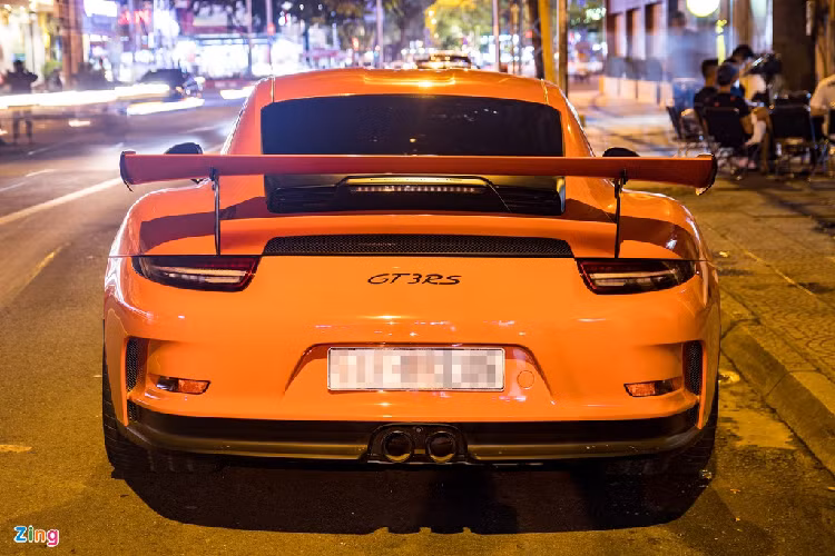 Sau khi đại gia cà phê rước về siêu phẩm 911 GT2 RS đời mới, chiếc 911 GT3 RS không còn chỗ đứng. Cuối tháng 5, siêu xe này được đại gia trẻ tuổi mua lại và trả về màu cam nguyên bản. 