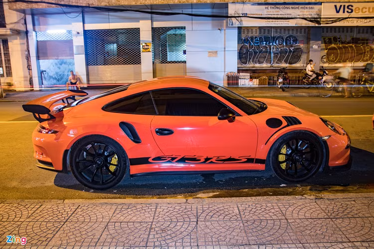 Porsche 911 GT3 RS đời 2016 này là phiên bản hiệu suất cao của 911 GT3. Xe sở hữu những thay đổi đáng kể về ngoại hình bao gồm cánh gió sau cỡ lớn thể thao hơn và ốp bệ cửa mới. Hệ thống đèn cũng được thay đổi và cản trước có thêm hai lỗ thông gió để làm mát phanh. 
