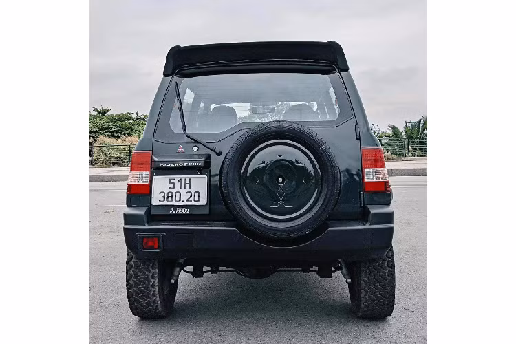 Ban đầu, mẫu xe SUV Mitsubishi Pinin được sản xuất với biến thể 3 cửa, sau đó là biến thể 5 cửa được sản xuất bắt đầu từ mùa thu năm 2000. Là một mẫu SUV Nhật Bản, nhưng Mitsubishi Pinin được lắp ráp và hoàn thiện ở nhà máy tại Ý.
