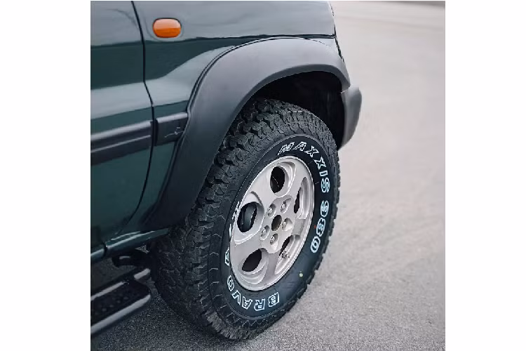 Mitsubishi Pajero Pinin sử dụng động cơ 4cyl thẳng hàng, dung tích 2.0L (1.999cc), hút khí tự nhiên, cho công suất tối đa 127 mã lực tại 5.000 vòng/phút và mô-men xoắn cực đại 190Nm đạt được tại dải vòng tua từ 3.500 vòng/phút. Sức mạnh được truyền xuống bốn bánh, thông qua hộp số sàn 5 cấp và gài cầu cơ.
