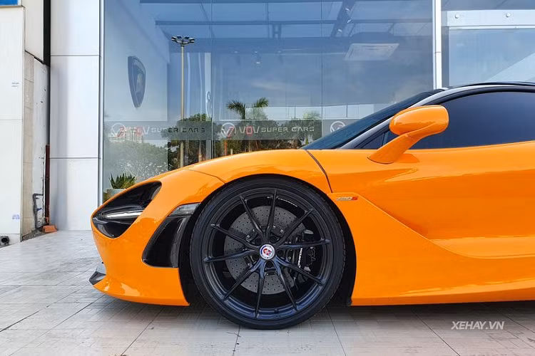 Thân xe của McLaren 720S được tạo thành bởi rất nhiều bộ phận làm từ sợi carbon như bộ chia gió trước, hốc đèn, ốp gương, mui xe, bộ khuếch tán hầm hố phía sau... Kết hợp cùng khung gầm carbon Monocoque II, giúp thân xe cứng và nhẹ hơn 18 kg so với khung Monocoque I trên 650S. Thêm vào đó, mẫu xe 720S chỉ nặng có 1.283 kg.