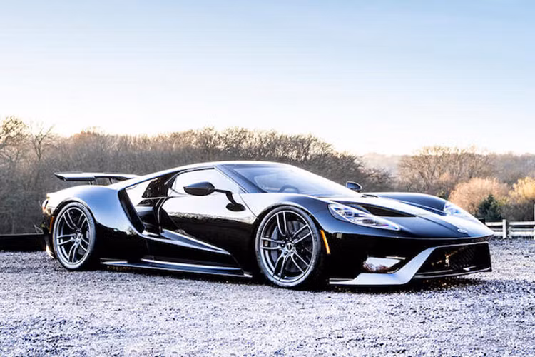 Không giống như John Cena, chủ sở hữu của chiếc xe này giờ đây có thể bán chiếc Ford GT một cách hợp pháp vì lệnh cấm bán xe trong vòng hai năm vừa kết thúc. Theo ước tính của Bonhams, giá cuối cùng cho chiếc xe có thể rơi vào khoảng từ 810,000 Đô đến 1,000,000 Đô – Mức giá gấp đôi giá niêm yết của xe khi xuất xưởng.