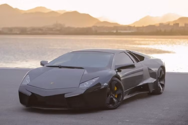 Bên cạnh hai phiên bản Murcielago tiêu chuẩn và bản LP640-4, Lamborghini còn phát triển những biến thể mạnh mẽ và sản xuất giới hạn, đó chính là chiếc Lamborghini Murcielago SV và Reventón.