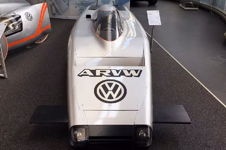 Ngoài kích thước nhỏ bé, chiếc xe Volkswagen ARVW hơn 40 tuổi này còn được trang bị bánh xe giấu kín và một gầm xe phẳng hoàn toàn. Nó cũng có những chiếc vây có thể cử động với công dụng giúp xe ổn định ở tốc độ cao.