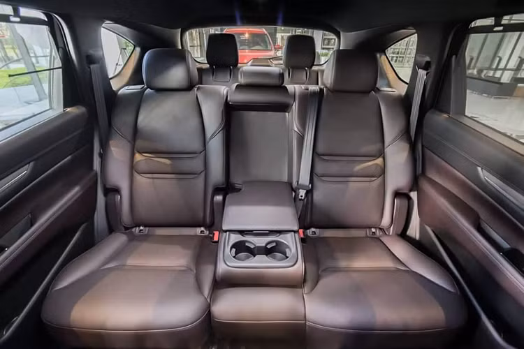 Trong danh mục sản phẩm xe Mazda tại Việt Nam, CX-8 là mẫu xe duy nhất có tiềm năng cạnh tranh ở phân khúc xe SUV 7 chỗ cỡ trung và xe CUV 5+2 tại Việt Nam, mặc dù dòng sản phẩm Mazda CX-8 không cùng “ngồi chung mâm” trong phân khúc này. Khi Mazda CX-8 không phải là xe SUV 7 chỗ cỡ trung, đồng thời lợi thế hơn tất cả các mẫu xe CUV 5+2 về kích thước.