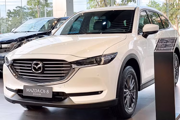 Cụ thể, những nâng cấp mà THACO trang bị cho Mazda CX-8 phiên bản Deluxe (tiêu chuẩn) bao gồm nhiều món như: cốp chỉnh điện, baga mui, ốp cản sau, ty chống ở nắp ca-pô và bệ bước chân. Được biết, những món nâng cấp này có giá khoảng 35 triệu đồng, tuy nhiên giá bán không thay đổi.