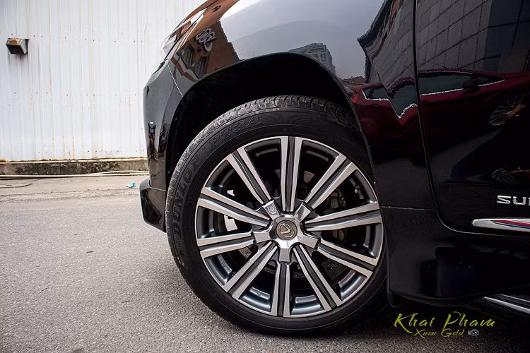 Lexus LX570 Super Sport mới có bộ mâm hợp kim đa chấu kích thước 21 inch, gương chiếu hậu kèm dải xi-nhan, camera lề cùng những tính năng chỉnh/gập điện, sấy gương, chống chói... Mẫu SUV này vẫn có phần tay nắm cửa mạ crom cùng bậc lên/xuống gắn cố định.