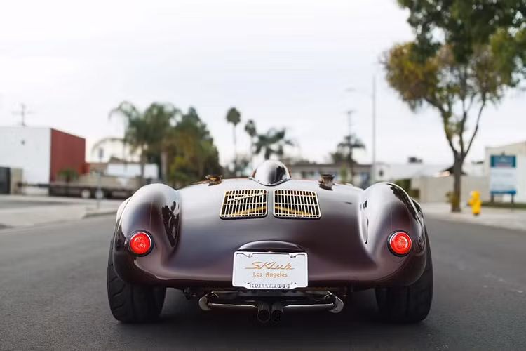 Từ lâu trước khi Porsche 718 Spyder mang chữ “Spyder” đặc trưng, cái tên này đã được sử dụng trên mẫu siêu xe Porsche 550 sản xuất từ năm 1953 – 1956. Sarkisyan và người em của mình nổi tiếng vì làm nên một số dự án tuyệt vời bao gồm một bản sao Mercedes-Benz 300 SL Gullwing dựa trên SLK hiện tại. Chiếc 550 này không giống bất cứ thứ gì trước đây bởi vì nó có vị trí ghế ngồi lái ở trung tâm.