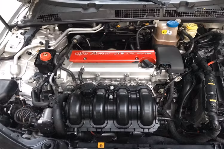 Sức mạnh được truyền xuống cầu trước (FWD) thông qua hộp số sàn 6 cấp (6MT). Xe có khả năng tăng tốc 0 – 100 km/h trong 8,8 giây trước khi đạt tốc độ tối đa 222 km/h.