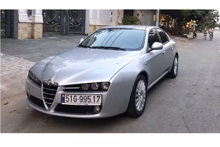 Theo thông tin rao bán, mẫu xe Alfa Romeo 159 JTS đời 2006 đã lăn bánh được 50.000 km, đang trong tình trạng ổn định và chào bán với giá 780 triệu đồng. Alfa Romeo 159 JTS được sản xuất trong giai đoạn 2004 – 2011, và hiện tại dòng 159 này được thay thế bằng “đàn em” Alfa Romeo Giulia (952; 2015 – đến nay) đang là đối thủ trực tiếp với Audi A4, BMW 3 Series, Mercedes C-Class hay Jaguar XE.
