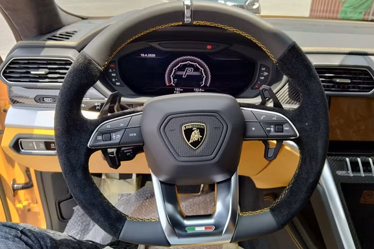 Dù là siêu SUV Lamborghini Urus thứ 9 về Việt Nam nhưng đây lại là chiếc đầu tiên và duy nhất có tuỳ chọn 4 ghế ngồi. Điều này được hiểu rằng hàng ghế sau của chiếc Lamborghini Urus mới lộ ảnh khui công tại cảng Việt Nam chỉ có 2 ghế ngồi dạng độc lập thay vì hàng ghế sau 3 chỗ ngồi như 8 chiếc Lamborghini Urus về nước trước đó.