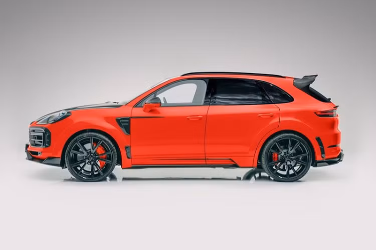 Nhờ sức mạnh mới, những chiếc Cayenne nhà Mansory chỉ cần chưa tới 4.0 giây để tăng tốc từ 0 - 100 km/h, tốc độ tối đa đạt 285 km/h, điều kiện là xe được trang bị gói Sport Chrono tùy chọn.