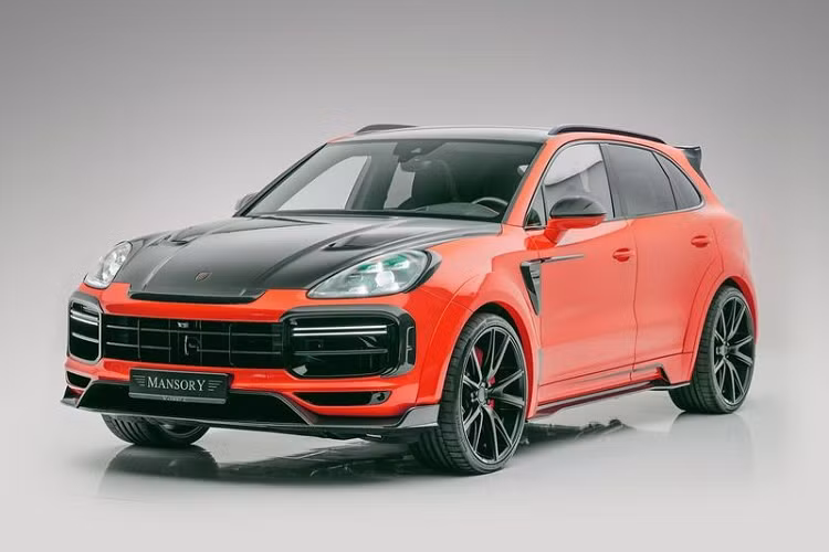 Mansory, "lò độ" danh tiếng đến từ Đức đã quá quen thuộc với những chiếc xe đến từ Ferrari, Lamborghini, Porsche hay Audi, nhưng đây có lẽ là lần đầu tiên hãng quyết định đưa Porsche Cayenne 2020 mới (cả bản SUV và Coupe) lên một cấp độ cao hơn của sự hầm hố vì trước giờ dòng xe này chỉ thường được tinh chỉnh nhẹ nhàng. 