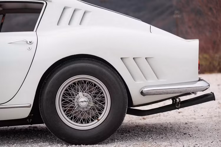 Đặc biệt hơn cả, trong khi hầu như những chiếc Ferrari 275 GTB cổ điển đều được trang bị động cơ Colombo V12 dung tích 3,3 lít cơ bản, chiếc xe này lại trở nên đặc biệt hơn với động cơ được trang bị sáu bộ chế hòa khí Weber 40 DCN. Ferrari luôn nổi tiếng là những chiếc xe “có tiền cũng chưa chắc đã mua được” nên chính vì vậy, để sở hữu một chiếc xe đặc biệt như thế này, chủ sở hữu chắc phải là một khách hàng được Enzo Ferrari cực kì ưa thích.