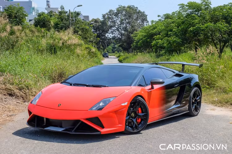 Nguyên bản siêu xe Lamborghini Gallardo LP560-4 sở hữu lớp sơn trắng kết hợp với sọc cờ Ý chạy dọc theo thân xe, tuy vậy, xe thường xuyên được chủ nhân cho “biến hình” với những lớp decal ấn tượng. Mới đây nhất, mẫu siêu xe độ “khủng” này lại tiếp tục khoác lên mình lớp áo mới mang phong cách chuyển màu trên thân xe đang “làm mưa làm gió” trên quy mô toàn cầu.
