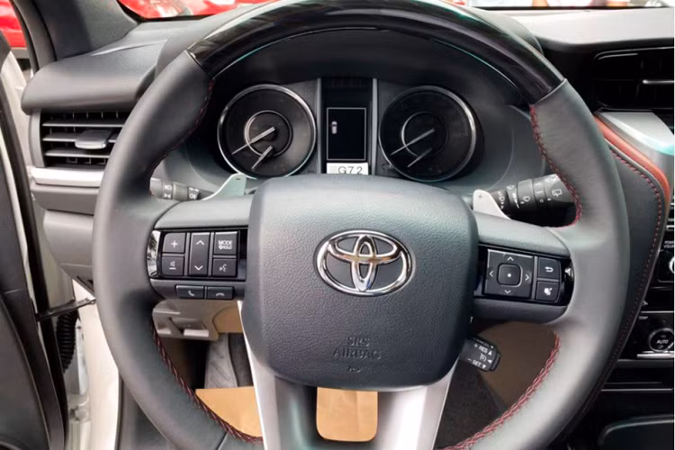 Trong khi nội thất của xe được bọc ghế Da đen-đỏ (thiết kế thể thao), ghế lái và ghế phụ chỉnh điện 8 hướng, điều hoà 2 giàn lạnh tự động. Hệ thống giải trí trên xe sử dụng đầu DVD cảm ứng 8 inch, 6 loa, AUX/USB/Bluetooth, được tích hợp kết nối Apple Car Play/Android Auto. Vô lăng có lẫy chuyển số.