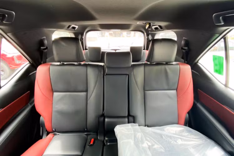 Có thể thấy, những trang bị trên Fortuner 2.4L Legender sẵn sàng thuyết phục khách hàng Việt “xuống tiền” khi mua SUV 7 chỗ cỡ trung trong tầm giá 1,2 tỷ đồng. Đây chính là phiên bản quan trọng, có sức cạnh tranh cao trong 7 phiên bản Fortuner 2021 tại Việt Nam.