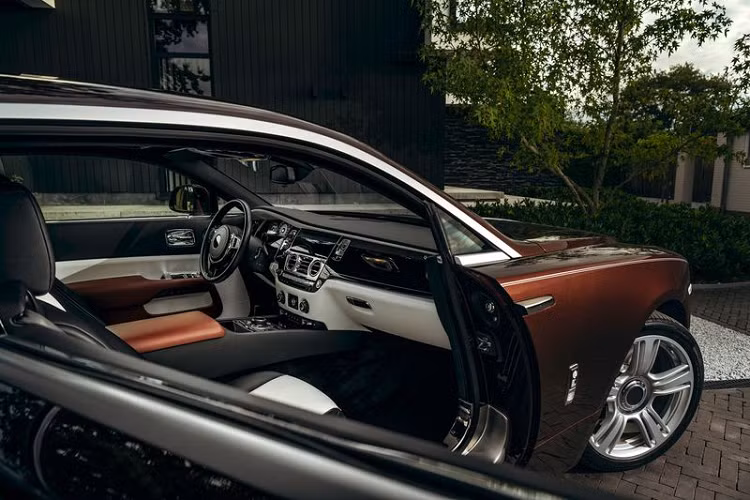 Khả năng hiệu suất của xe không được tiết lộ nhưng chắc chắn nó nhanh hơn Wraith tiêu chuẩn (0 - 96 km/h trong 4,4 giây và tốc độ tối đa 250 km/h).