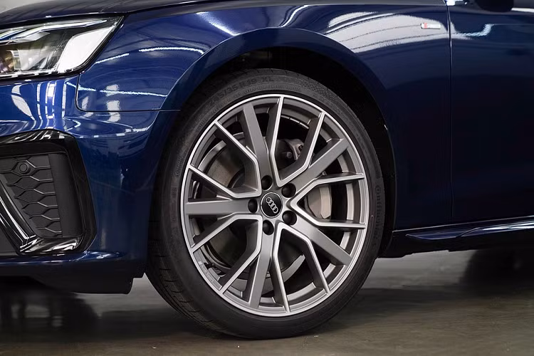 Audi A4 Avant 45 TFSI Quattro S line Black Edition sở hữu bộ mâm hợp kim 19 inch thiết kế mới, giống với Audi Q7 Black Edition và A6 Avant đã ra mắt trước đó.