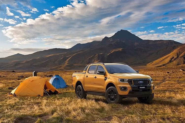 Ford Ranger 2021 bat ngo chot gia, tang 7 trieu dong tai Viet Nam