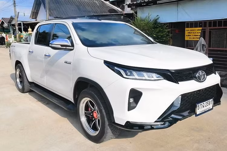 Thái Lan là quốc gia ưa chuộng và tiêu thụ xe bán tải hàng đầu Đông Nam Á, đây cũng là quốc gia đặt nhà máy sản xuất hầu hết các mẫu bán tải cỡ trung có trên thị trường. Từ xe máy đến ôtô, người Thái luôn làm chúng ta “ngã mũ” về độ chịu chơi của họ khi mới đây đã độ đầu Toyota Fortuner Legender cho Hilux.