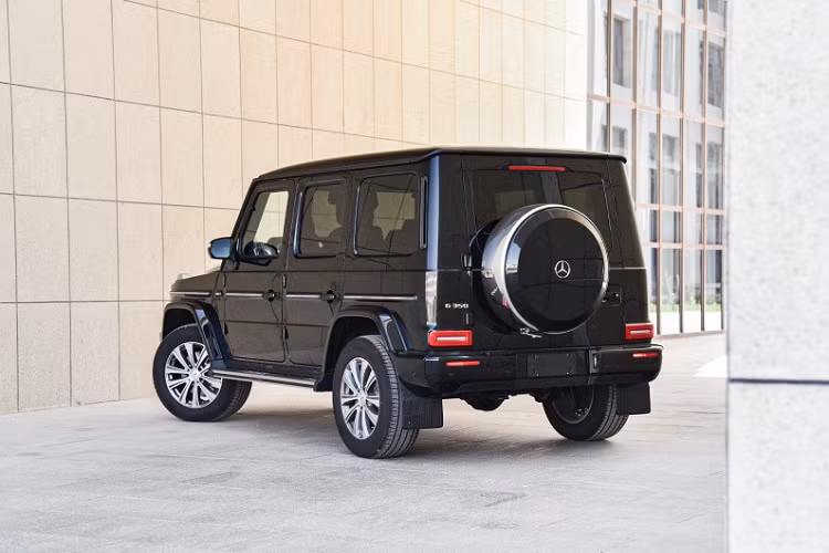 Cuối cùng là những trang bị an toàn như phát hiện điểm mù, hệ thống tránh va chạm sớm, hỗ trợ phanh chủ động và hỗ trợ đưa xe vào làn đường chủ động. Vào thời điểm hiện tại, Mercedes-Benz G350 2020 chỉ dành cho thị trường Trung Quốc.