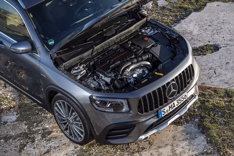 Mercedes-AMG GLB 35 mới được chia sẻ khối động cơ tăng áp dung tích 2.0L từ GLB 250. Tuy nhiên, động cơ trên GLB 35 được tinh chỉnh để cho ra công suất 302 mã lực và mô-men xoắn 400 Nm. Chiếc SUV 7 chỗ có thể tăng tốc 0-100 km/h trong 5,2 giây và tốc độ tối đa là 250 km/h.