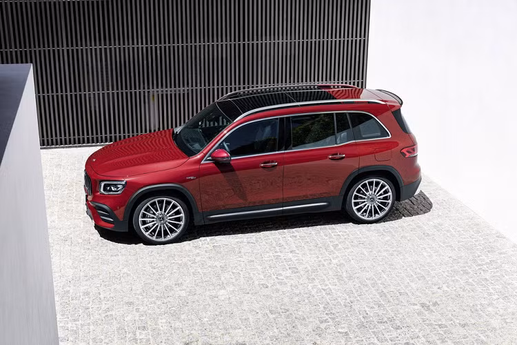 Ngoại thất của Mercedes-AMG GLB 35 2020 mới khác biệt đôi chút so với các phiên bản GLB 200 tại Thái Lan và Việt Nam. Ở phía trước, GLB 35 được trang bị lưới tản nhiệt dạng đứng Panamericana. Ở phía sau, hệ thống ống xả của GLB 35 có dạng hình tròn. Phiên bản GLB 35 tại Malaysia đi kèm bộ mâm 5 chấu kép kích thước 20 inch sơn đen mờ.