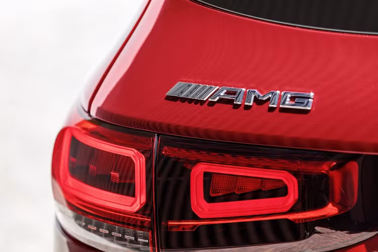 Cuối tháng 8, Mercedes-Benz GLB được ra mắt tại Việt Nam với duy nhất phiên bản GLB 200 AMG có giá 2 tỷ đồng. Mercedes-Benz GLB cạnh tranh với BMW X1, Audi Q3 hay Volkswagen Tiguan Allspace.