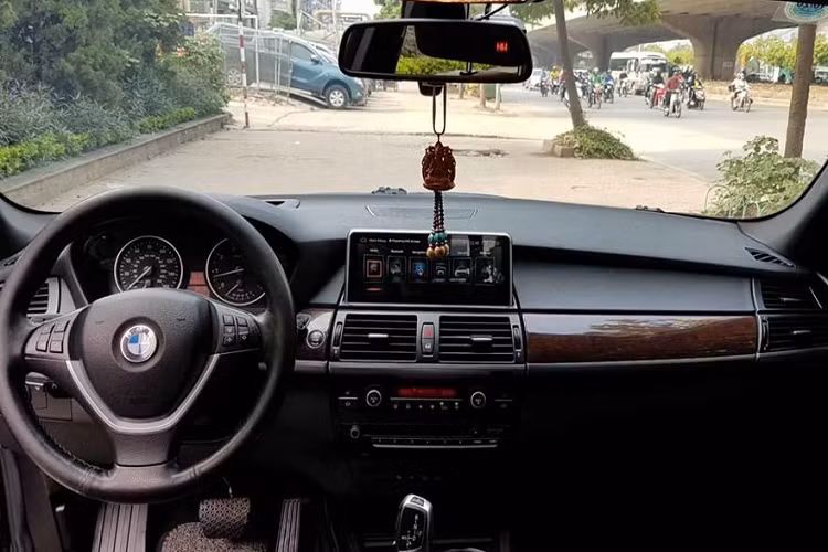 Bên trong nooij thất, BMW X5 4.8si cao cấp hơn X5 3.0si nên sở hữu nhiều trang bị tiện nghi như điều hòa tự động 4 vùng độc lập trước và sau. 